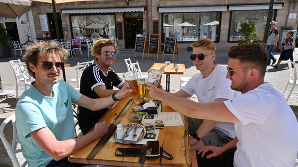 Gastwirte dürfen wieder drinnen und bis 24 Uhr bedienen. Zuvor war dies nur im Außenbereich bis 22 Uhr möglich. Bei einer stabilen Inzidenz unter 50 entfällt die Testpflicht. Reine Schankwirtschaften bleiben zu.
