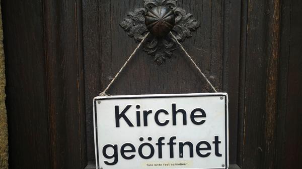 Die Gläubigen dürfen seit Montag auch in den Nürnberger Kirchen wieder singen, mit Masken.