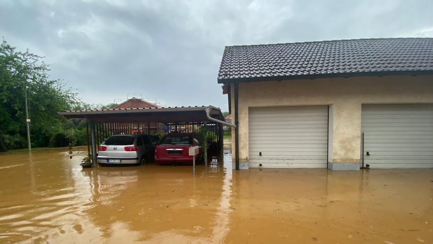 Den Ort Großalbershof im Landkreis Amberg-Sulzbach wurde durch die heftigen Niederschläge komplett unter Wasser gesetzt. Mehrere Fahrzeuge standen komplett unter Wasser. 