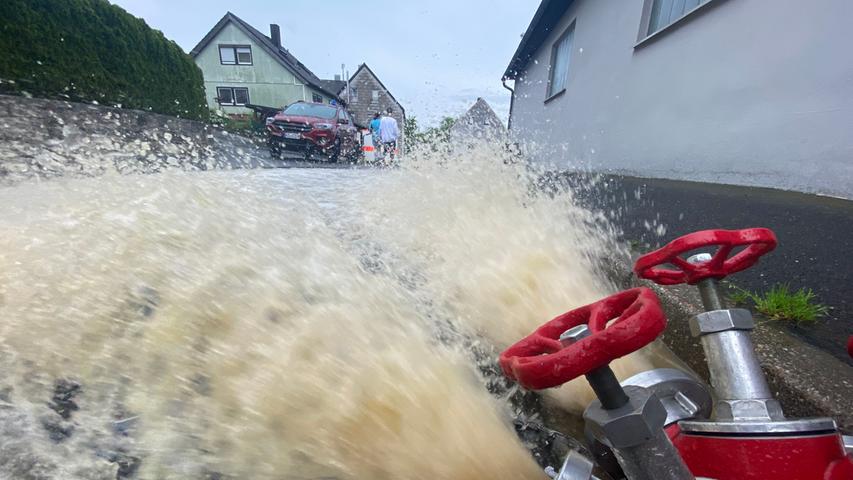 Den Ort Großalbershof im Landkreis Amberg-Sulzbach wurde durch die heftigen Niederschläge komplett unter Wasser gesetzt.