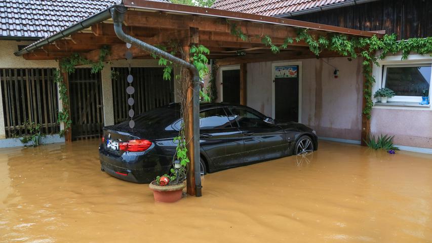 Den Ort Großalbershof im Landkreis Amberg-Sulzbach wurde durch die heftigen Niederschläge komplett unter Wasser gesetzt. Mehrere Fahrzeuge standen unter Wasser. 