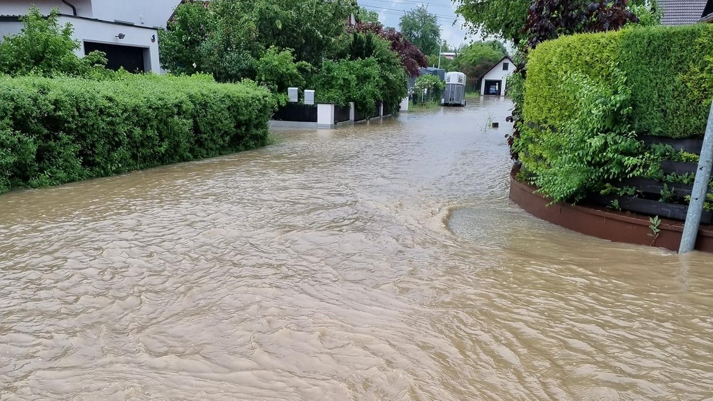 Überschwemmungen in und um Altdorf: Feuerwehr im Dauerstress