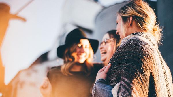 Schon seit Montag gilt in Nürnberg: Privat können sich zehn Menschen aus drei Haushalten treffen - plus Geimpfte und Genesene. Seit diesem Donnerstag sind dann sogar private Treffen mit zehn Menschen aus zehn unterschiedlichen Haushalten möglich.