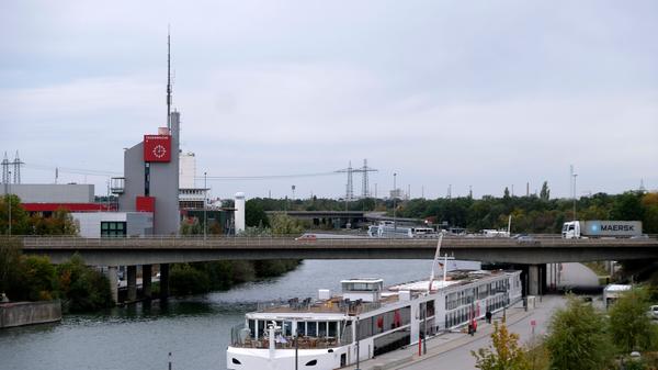 Auch die Schifffahrt darf in Nürnberg wieder in den Ausflugsverkehr starten, Stadt-, Kultur- und Naturführungen sind wieder möglich sowie touristische Bahn- und Reisebusverkehre. Auch Freizeitparks, Indoorspielplätze und vergleichbare Freizeiteinrichtungen öffnen. Die Testpflicht entfällt für vollständig Geimpfte und Genesene und für alle bei einer Inzidenz unter 50.