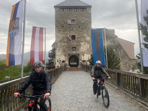 Die Burg in Oberkapfenberg ist aus einem lange währenden Dornröschenschlaf geweckt worden und mittlerweile eine echte Sehenswürdigkeit.
Die Burg in Oberkapfenberg ist aus einem lange währenden Dornröschenschlaf geweckt worden und mittlerweile eine echte Sehenswürdigkeit.
