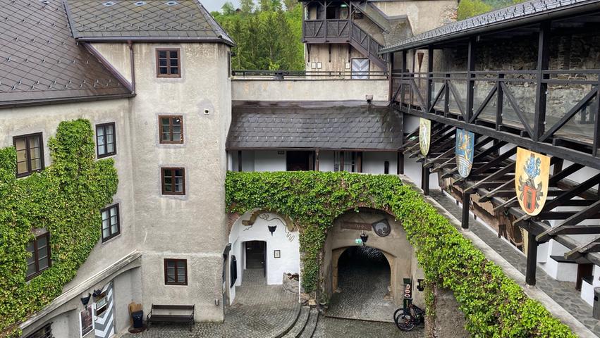 Blick in den Hof der Burg Oberkapfenberg. Ehemals residierten hier Herren von Stubenberg. Heute bietet die Burg für Touristen ein interessantes Museum und eine Greifvogelschau.