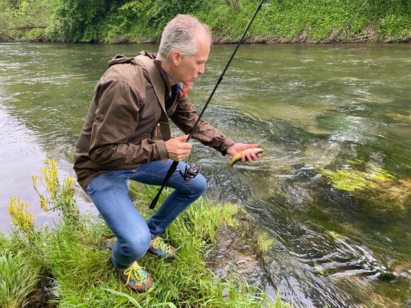 Hannes Rothwangl war erfolgreich: Eine Forelle hat angebissen. Allerdings ist das Tier zu klein, so dass es weiter in der Mürz schwimmen kann. Erst ab circa 30 Zentimeter Größe werden die Fische mitgenommen und fangfrisch im Gasthaus von Rothwangl serviert. Hannes Rothwangl war erfolgreich: Eine Forelle hat angebissen. Allerdings ist das Tier zu klein, so dass es weiter in der Mürz schwimmen kann. Erst ab circa 30 Zentimeter Größe werden die Fische mitgenommen und fangfrisch im Gasthaus von Rothwangl serviert.