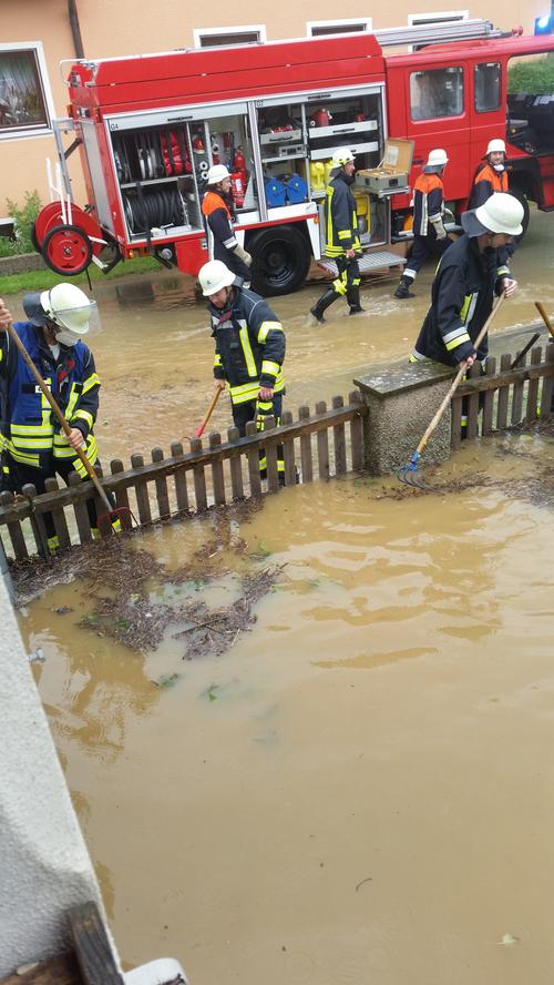 Die Freiwillige Feuerwehr von Ostheim baute Zäune ab, um den Abfluss des Wassers zu ermöglichen.