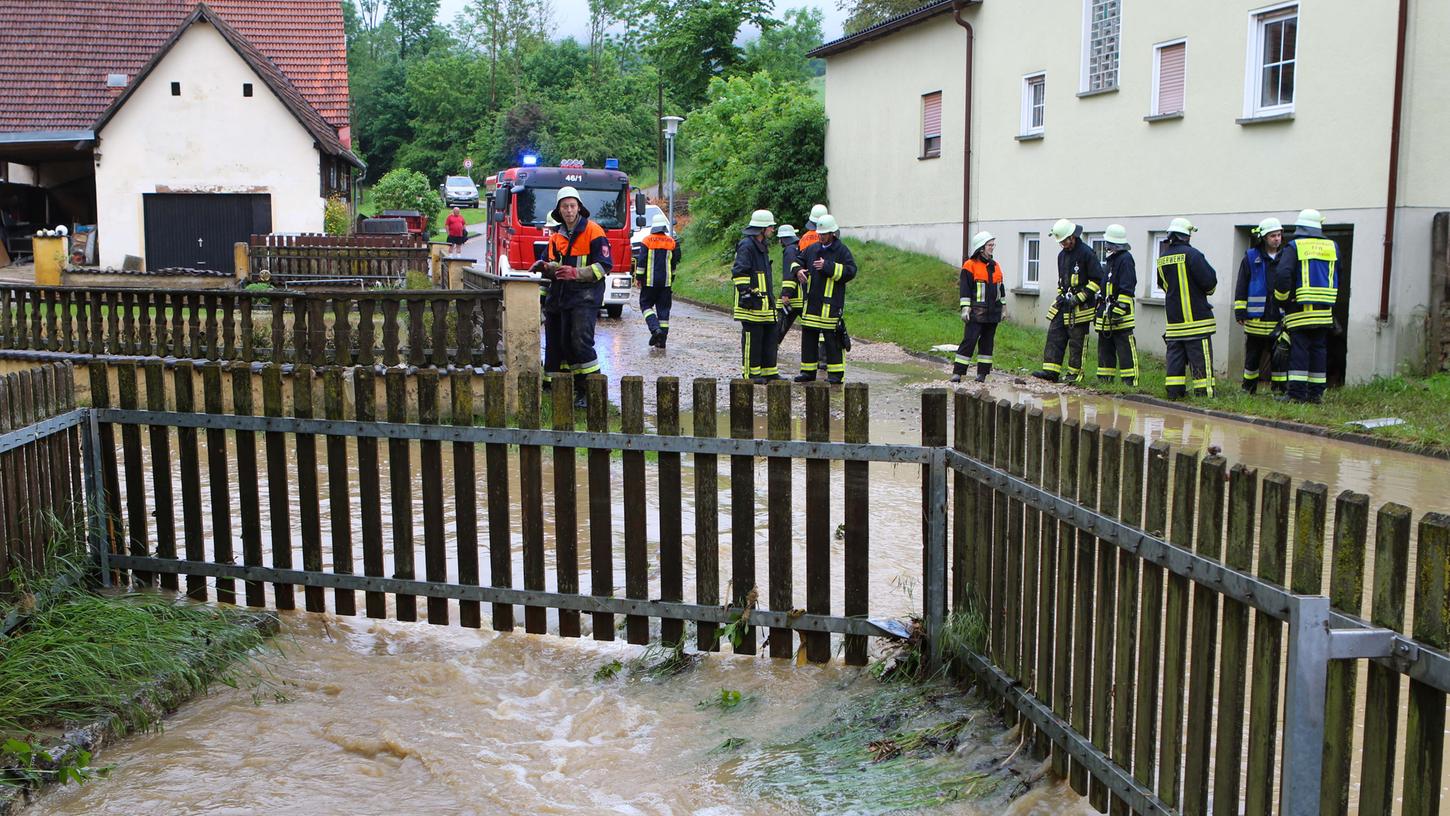 Statt Kaffee und Kuchen gab es in Ostheim Wasser satt: Am Sonntagnachmittag ergoss sich in Folge des Dauerregens ein stattlicher Strom auf der B466 ins Dorf, flutete Keller, Höfe und Gärten. Mit Sandsackbarrieren und improvisierten Spundwänden konnte noch schlimmeres verhindert werden. 