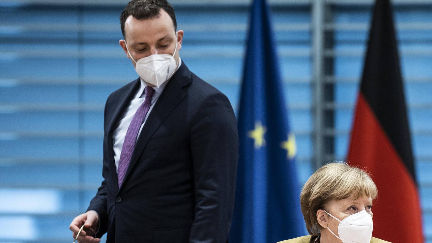 Jens Spahn wird vorgeworfen, minderwertige Schutzmasken an Obdachlose und Behinderte abgeben zu wollen.
Jens Spahn wird vorgeworfen, minderwertige Schutzmasken an Obdachlose und Behinderte abgeben zu wollen.