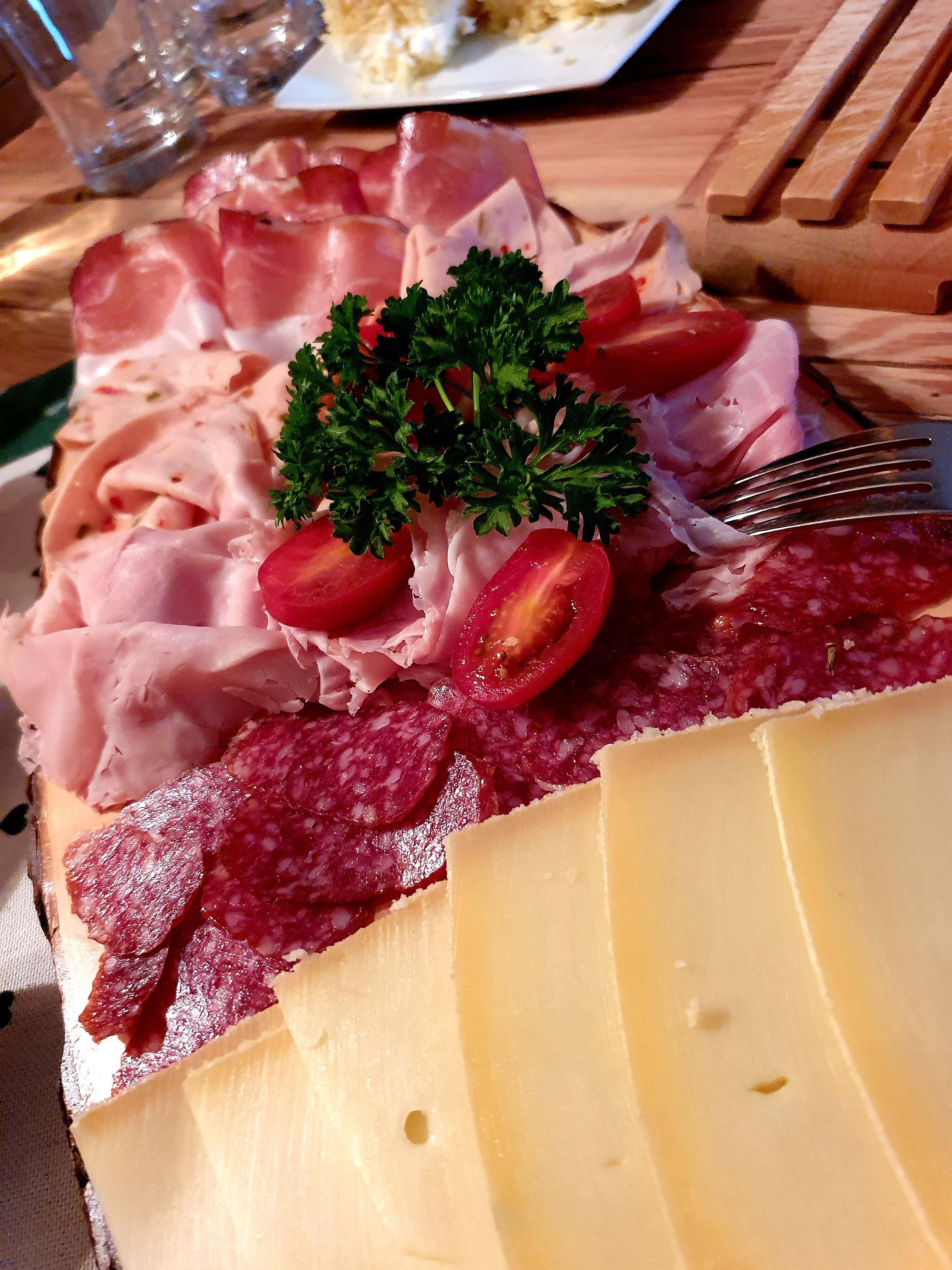 Die Bauernhöfe stellen vieles selbst her - beim Frühstück kommt es dann oft auf den Tisch. Hier eine Südtiroler Vesperplatte mit Käse und Speck und Wurst.