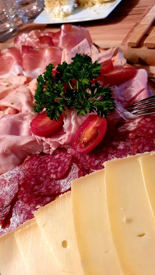 Die Bauernhöfe stellen vieles selbst her - beim Frühstück kommt es dann oft auf den Tisch. Hier eine Südtiroler Vesperplatte mit Käse und Speck und Wurst.