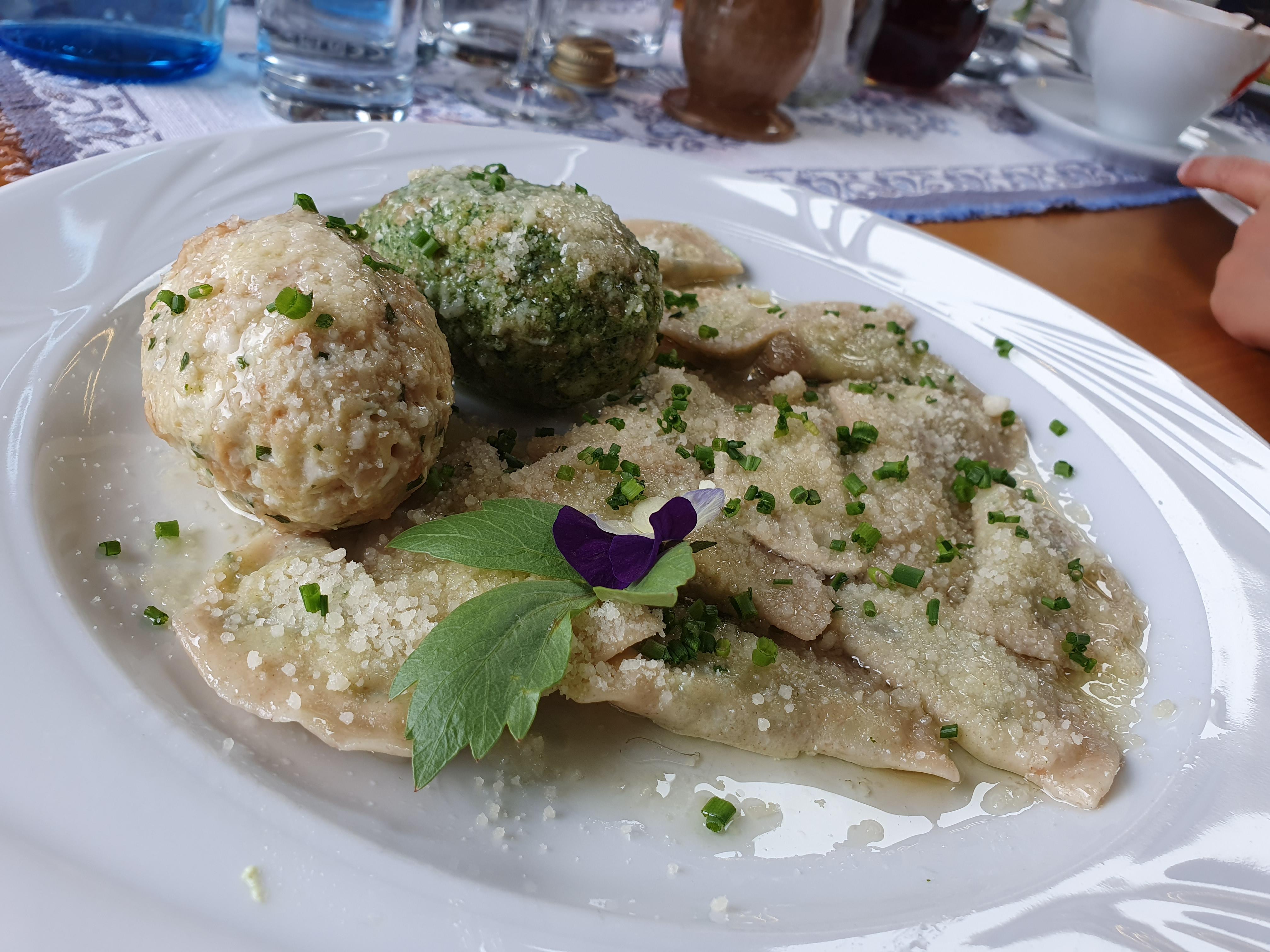 Im angeschlossenen Restaurant des Reierhofs wird natürlich Tiroler Knödeltris serviert, mit Schlutzkrapfen, Spinat- und Käseknödel.