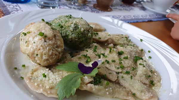Im angeschlossenen Restaurant des Reierhofs wird natürlich Tiroler Knödeltris serviert, mit Schlutzkrapfen, Spinat- und Käseknödel.
