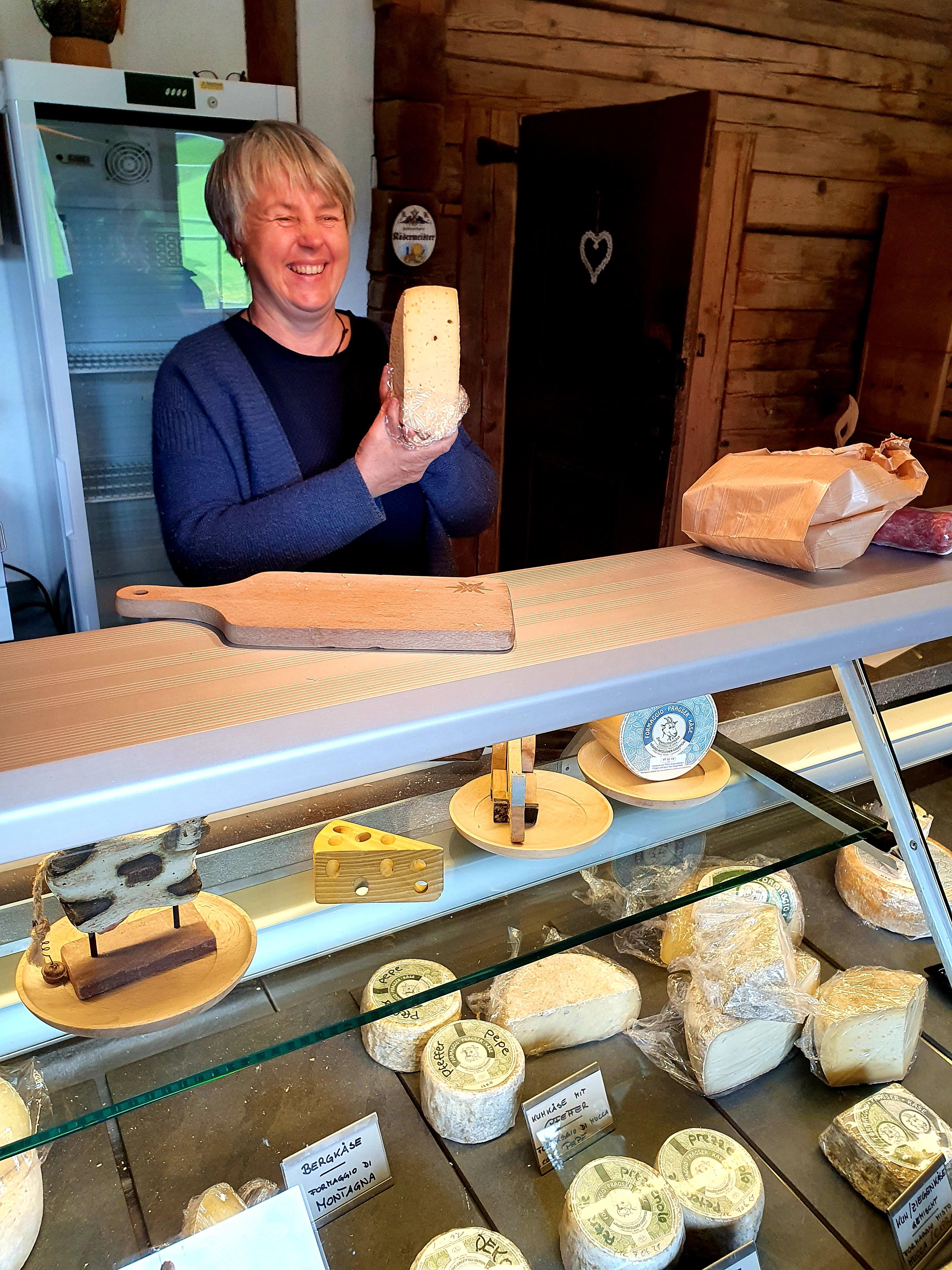 Der Lechnerhof bei Prags verkauft eigenen Käse aus Schafs- und Kuhmilch.