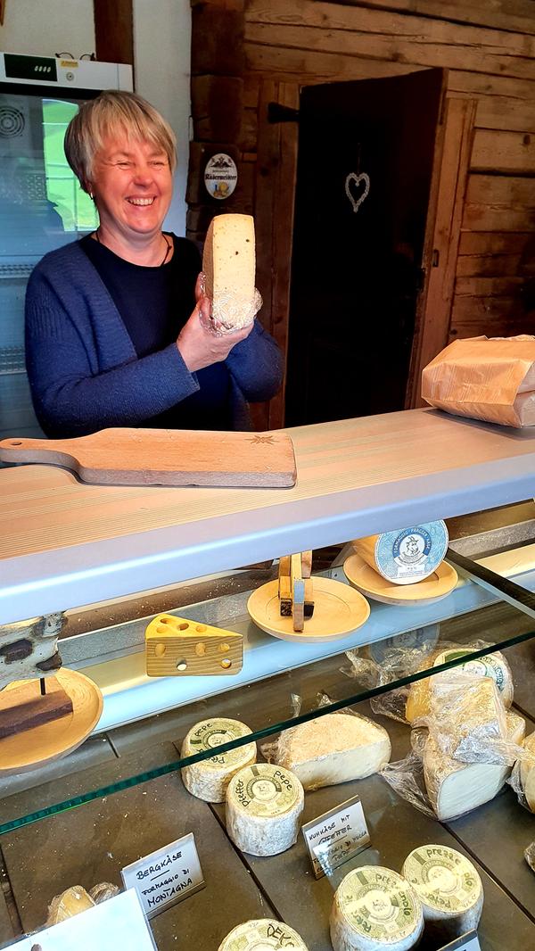 Der Lechnerhof bei Prags verkauft eigenen Käse aus Schafs- und Kuhmilch.