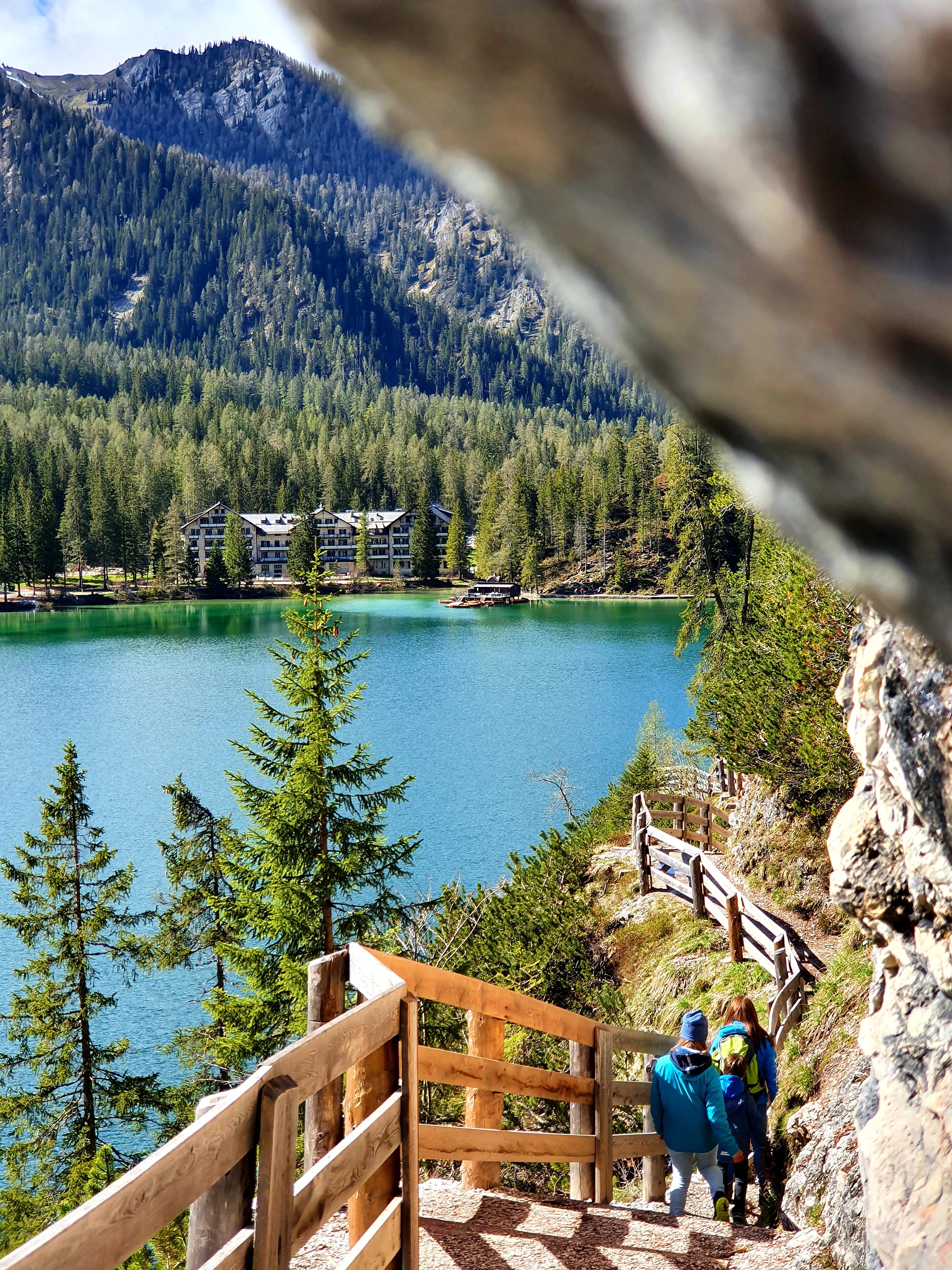 Auf einer Engstelle am Pragser Wildsee.