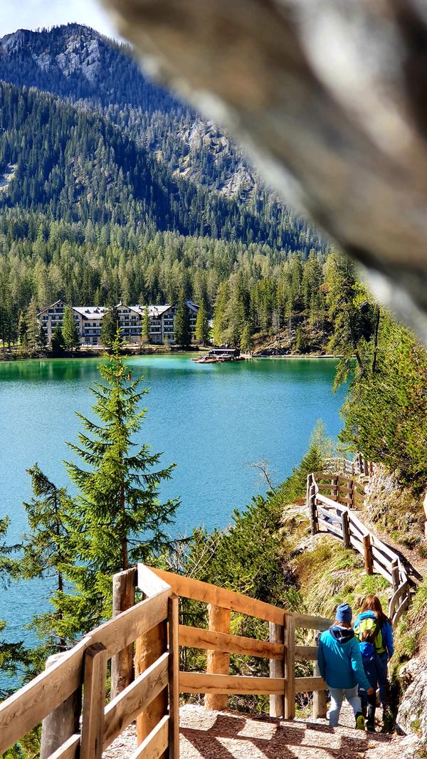 Auf einer Engstelle am Pragser Wildsee.