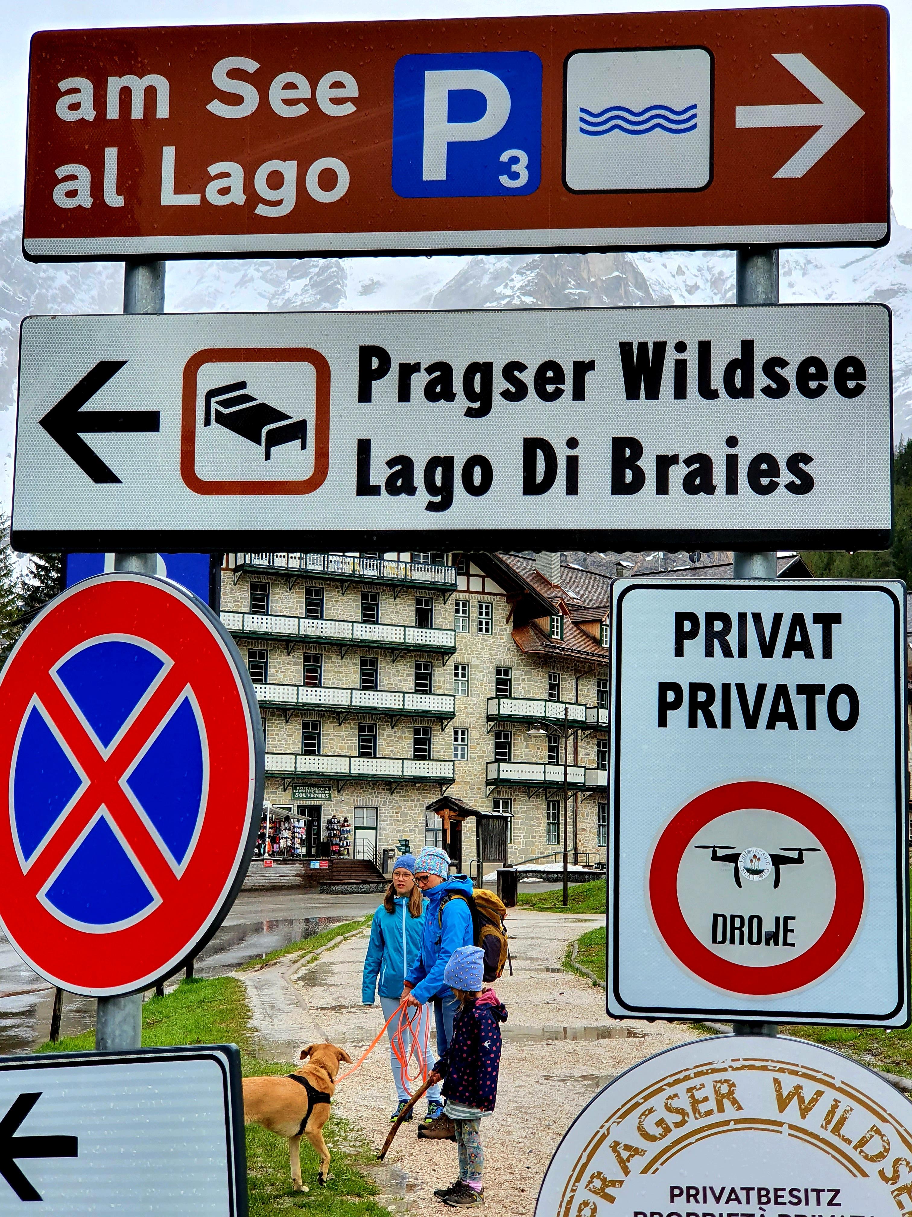  In der Nähe ist der Pragser Wildsee, im Sommer völlig von Touristen überlaufen, wie schon die Schilder zeigen.