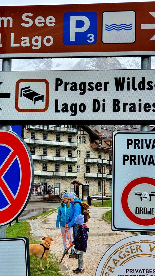  In der Nähe ist der Pragser Wildsee, im Sommer völlig von Touristen überlaufen, wie schon die Schilder zeigen.