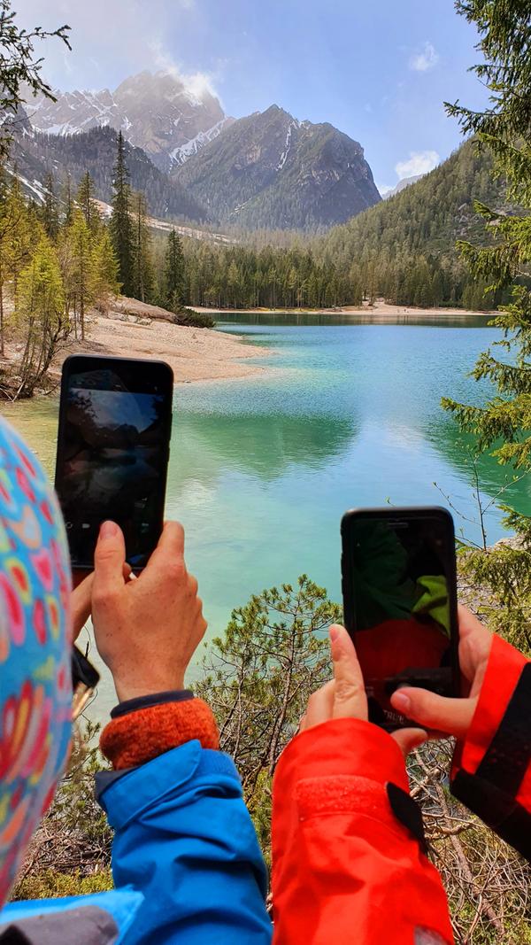 Beliebtes Fotomotiv bei Instagramern: Der Pragser Wildsee. Wir haben den Irrsinn dort nachgestellt.