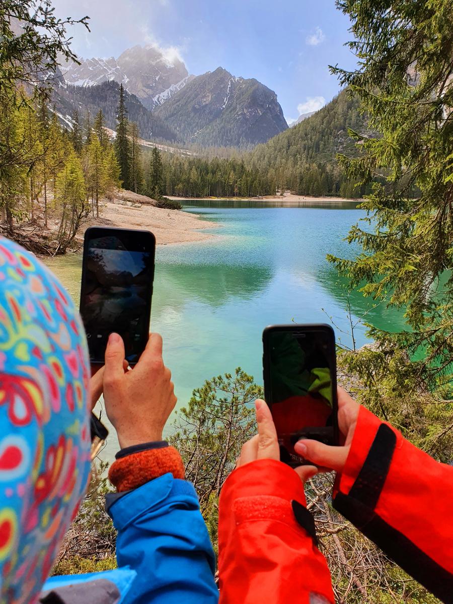Beliebtes Fotomotiv bei Instagramern, die mit Smartphones ein Foto nach dem anderen knipsen: Der Pragser Wildsee. Wir haben den Irrsinn dort nachgestellt, als wegen Corona die Massen ausblieben.
