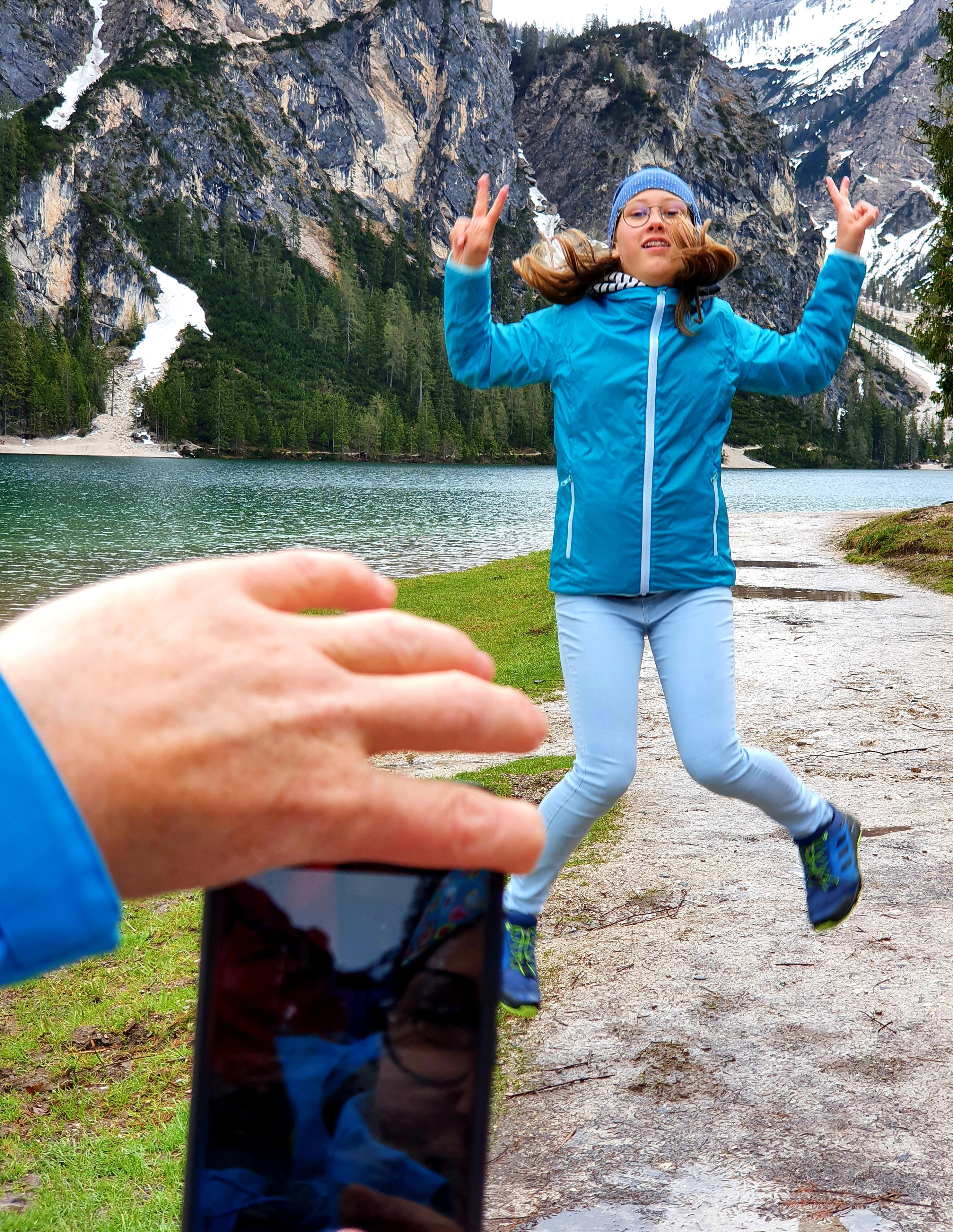 Bis zu 9000 Menschen schieben sich im Sommer um den See, die meisten davon auf der Suche nach DEM Instagram-Foto zum posten. Wir haben die Szenen, die man dabei beobachten muss, lustig nachgespielt.