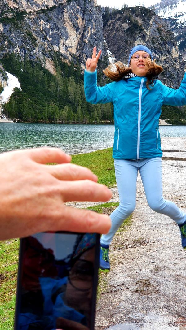 Bis zu 9000 Menschen schieben sich im Sommer um den See, die meisten davon auf der Suche nach DEM Instagram-Foto zum posten. Wir haben die Szenen, die man dabei beobachten muss, lustig nachgespielt.