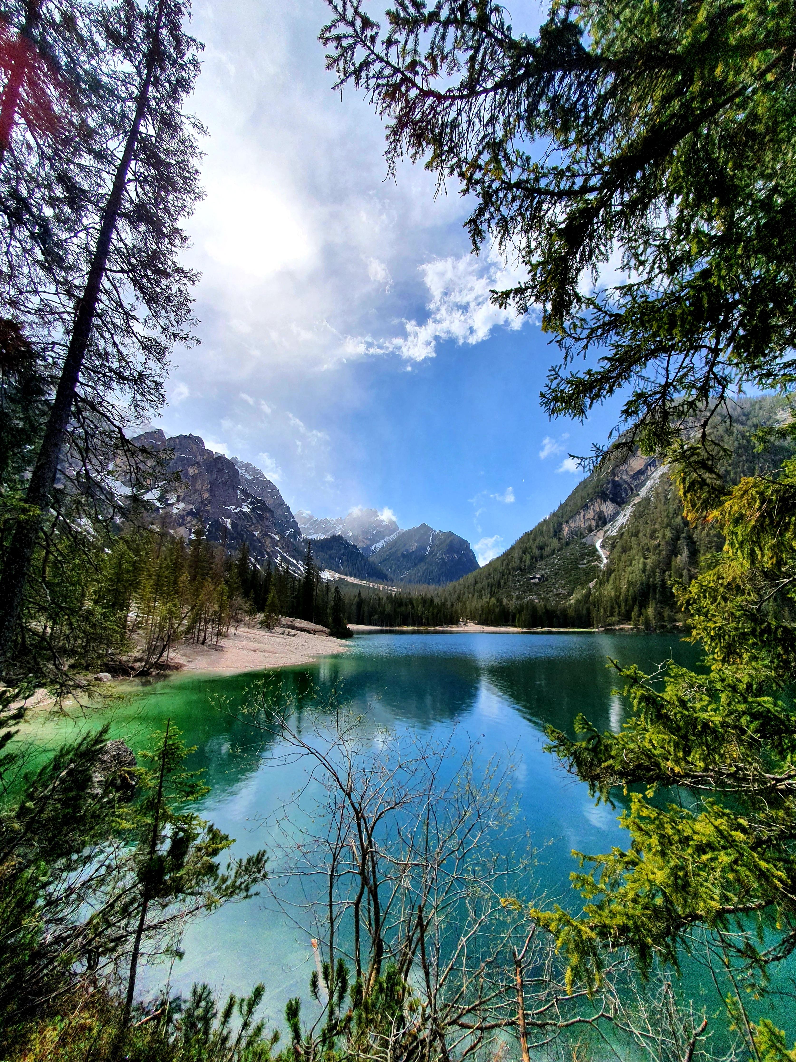 Schön ist er schon, der Pragser Wildsee. Im Coronajahr 2021 waren kaum Touristen dort, normalerweise sind es im Sommer täglich bis zu 9000.