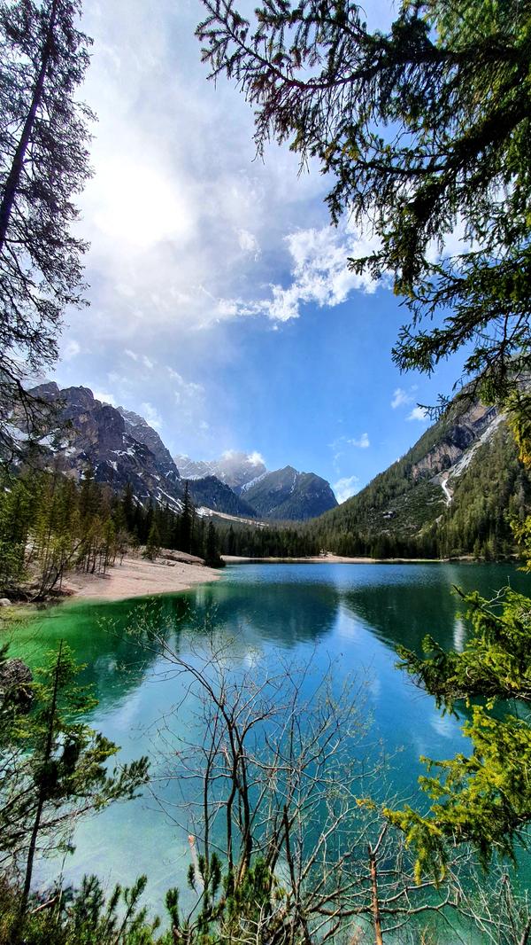 Schön ist er schon, der Pragser Wildsee. Im Coronajahr 2021 waren kaum Touristen dort, normalerweise sind es im Sommer täglich bis zu 9000.