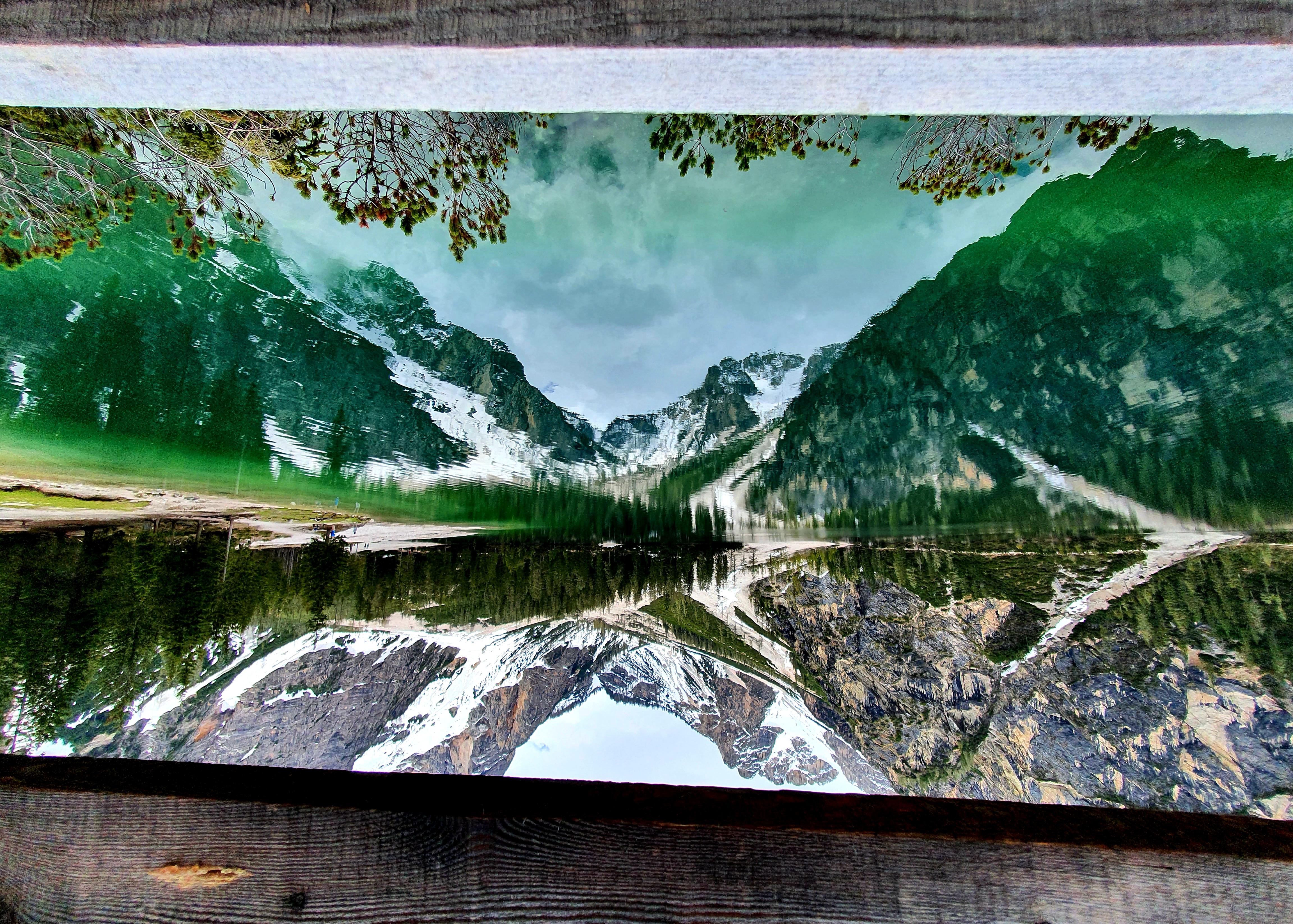 Der Pragser Wildsee liegt wie ein Gemälde in der Landschaft. Wir haben mit dem Foto allerdings ein wenig getrickst. Finden Sie heraus, wie?