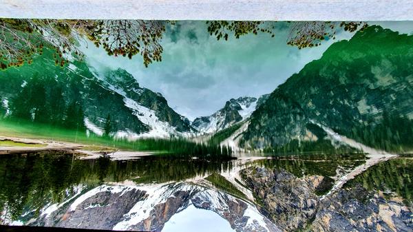 Der Pragser Wildsee liegt wie ein Gemälde in der Landschaft. Wir haben mit dem Foto allerdings ein wenig getrickst. Finden Sie heraus, wie?