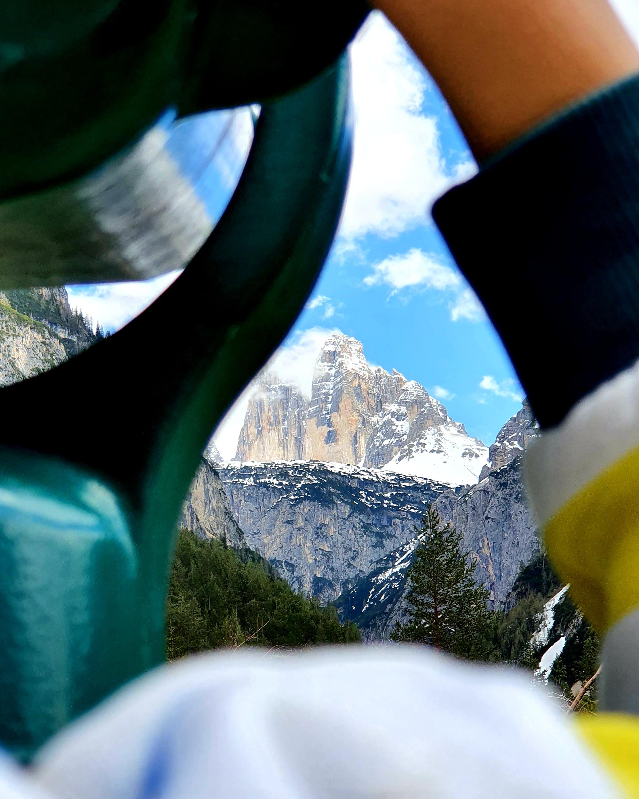 Mit dem Fernrohr sieht man die Drei Zinnen besonders gut.
