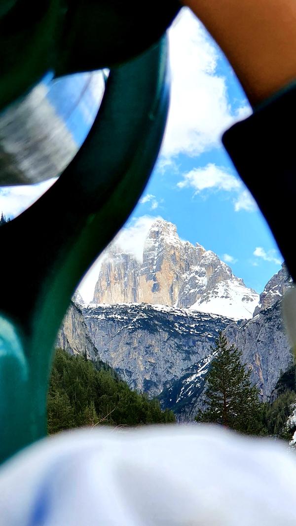 Mit dem Fernrohr sieht man die Drei Zinnen besonders gut.