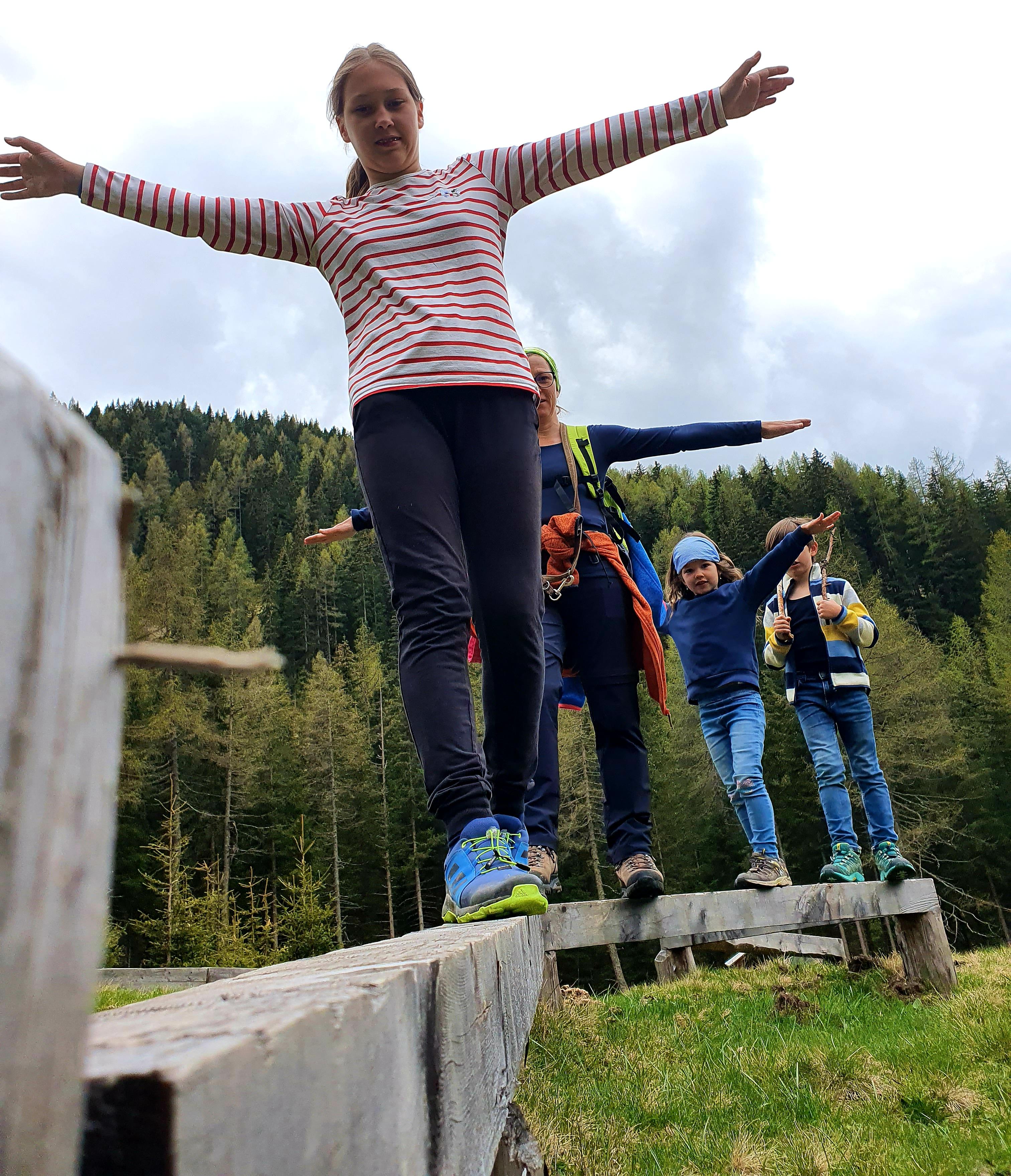 Balancieren am Eichhörnchenweg im Gsieser Tal.