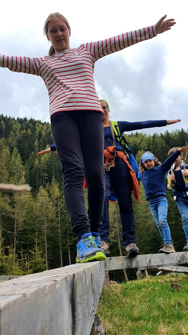 Balancieren am Eichhörnchenweg im Gsieser Tal.