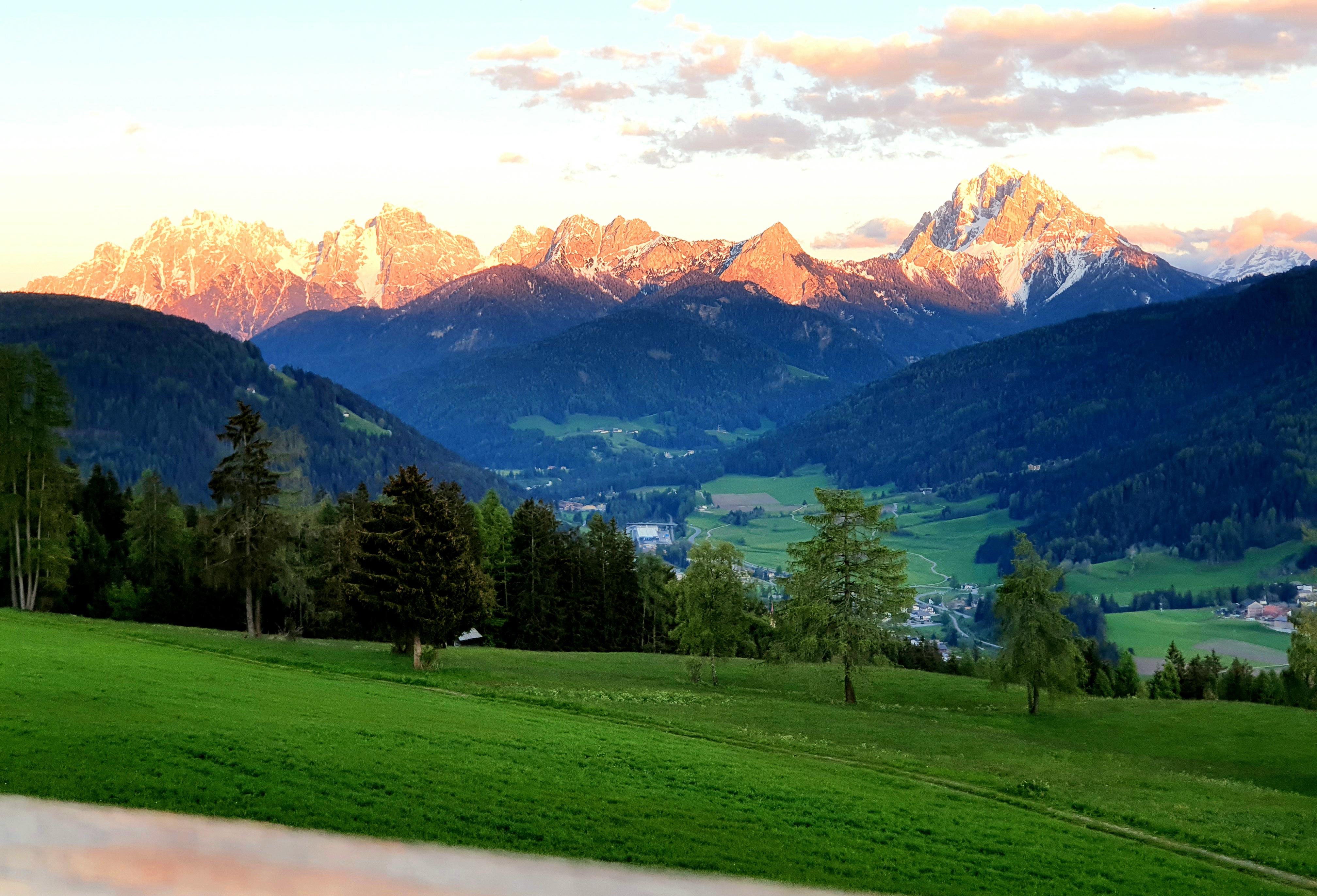 Sonnenuntergang mit Bergglühen am Tiefentalhof in Welsberg-Taisten.