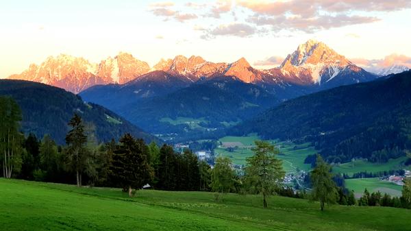 Sonnenuntergang mit Bergglühen am Tiefentalhof in Welsberg-Taisten.