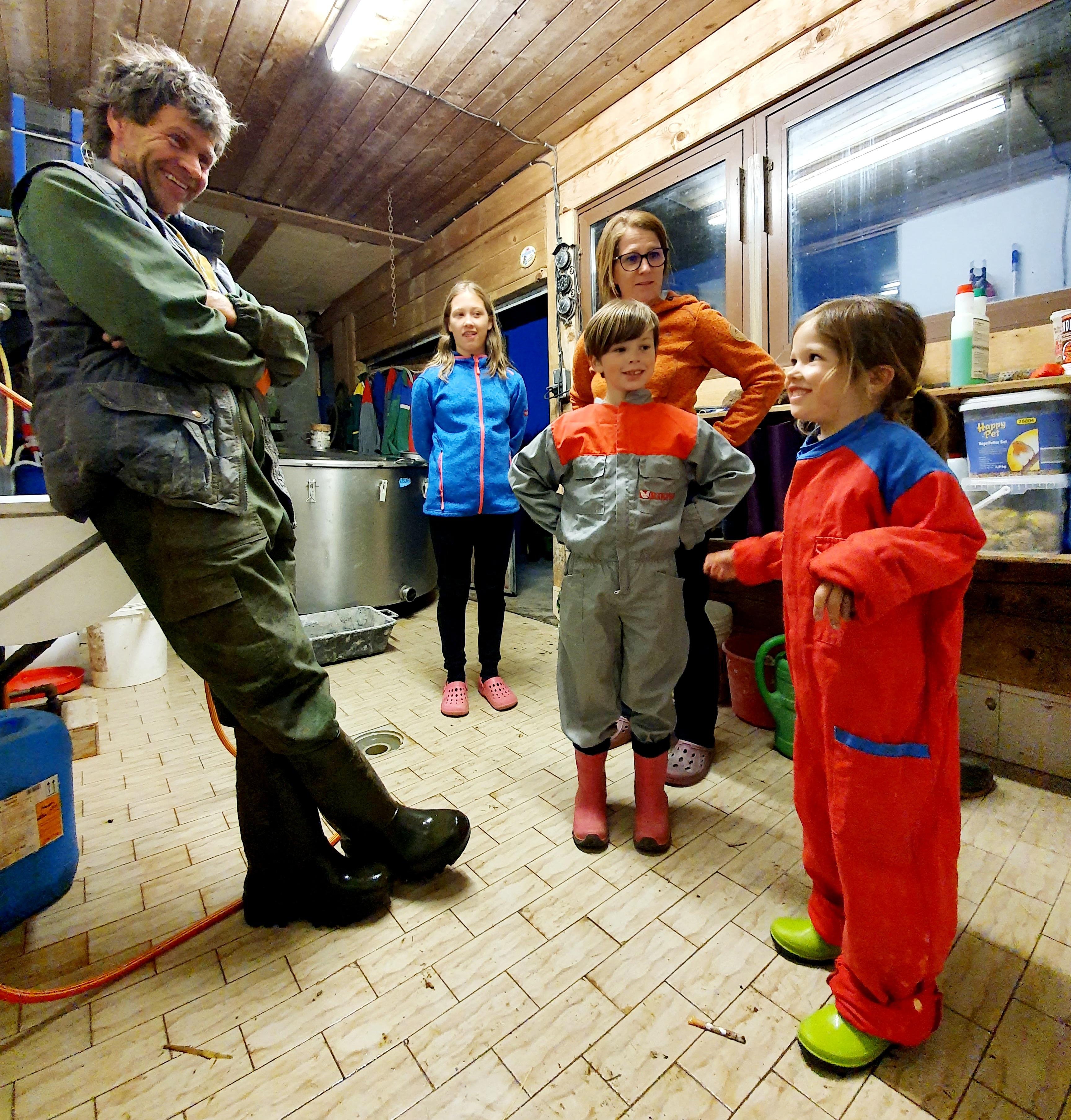 Immer um neun Uhr früh und abends nimmt Bauer Peter seine Gäste mit in den Stall zum Melken.