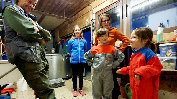 Immer um neun Uhr früh und abends nimmt Bauer Peter seine Gäste mit in den Stall zum Melken.