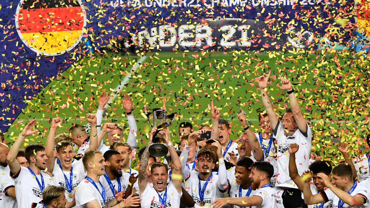 Der schönste Moment: David Raum hält den EM-Pokal in die Höhe.
Der schönste Moment: David Raum hält den EM-Pokal in die Höhe.
