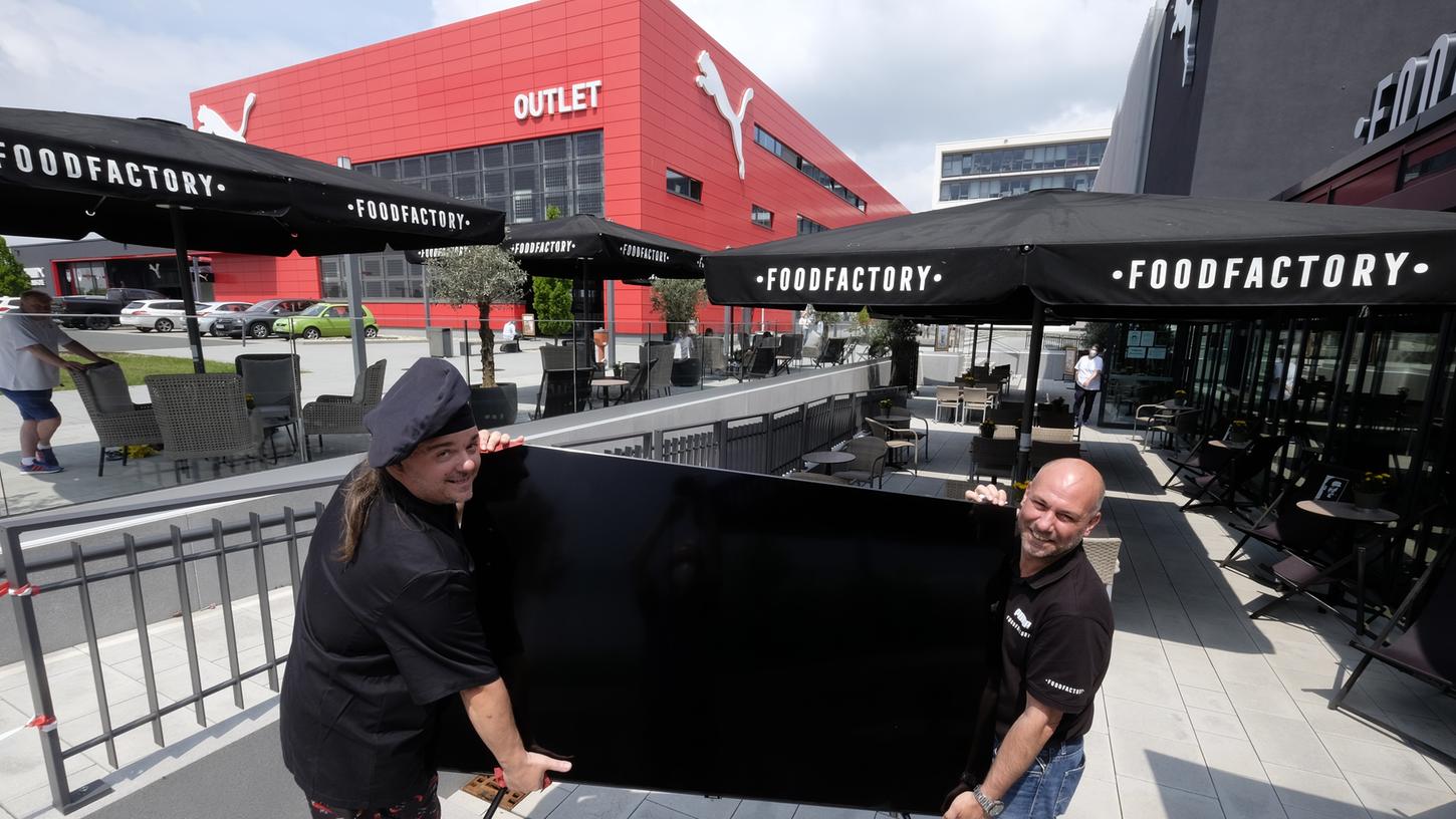 Marco Klein (r.) und Andrei Neagu testen, wo ein Fernseher für die EM in der Marco Klein (r.) und Andrei Neagu testen, wo ein Fernseher für die EM in der
