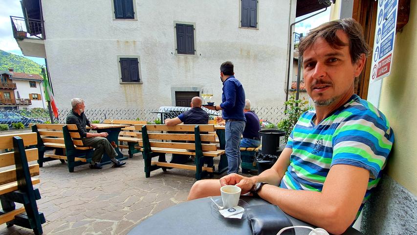 Wer nach sechs Stunden Fahrt aus Franken ankommt, sollte sich in diesem Café in Bezzecca erst mal einen Espresso genehmigen.