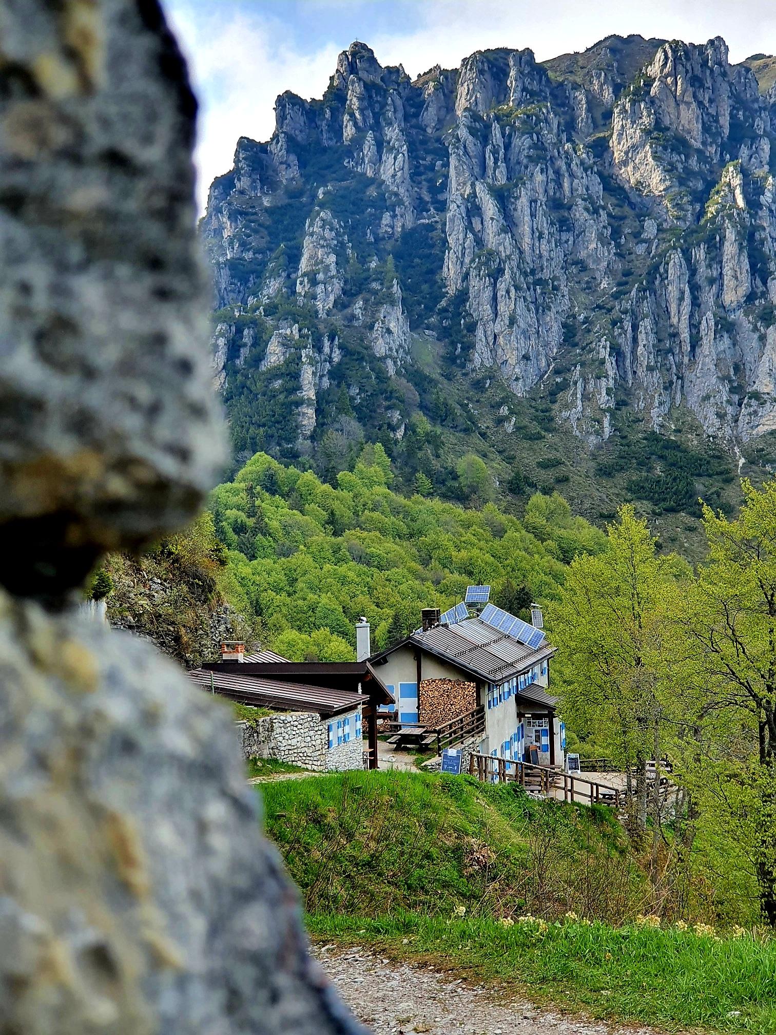 Eine schöne Hütte am Cima Pari, in der man gut essen kann.
Eine schöne Hütte am Cima Pari, in der man gut essen kann.