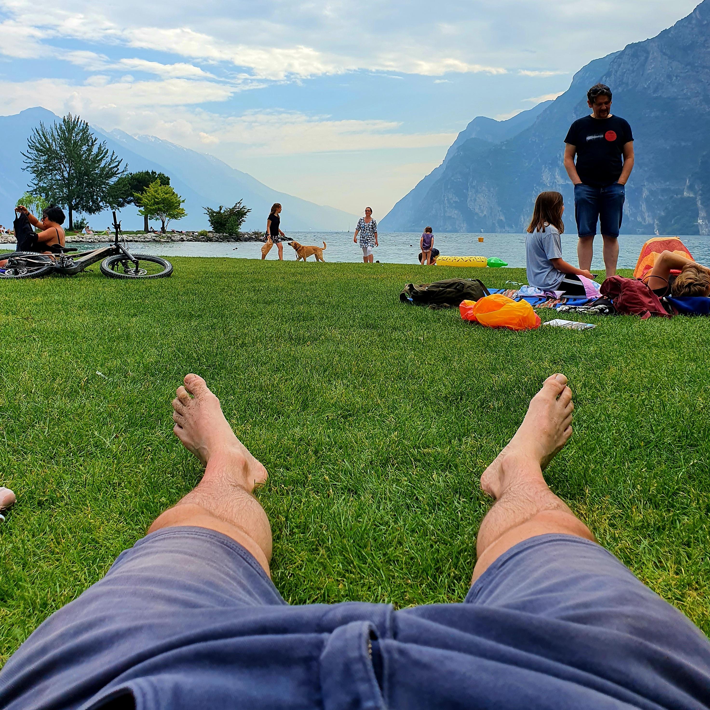 Pause in Riva am Gardasee. Im Herbst ist hier besonders wenig los.
Pause in Riva am Gardasee. Im Herbst ist hier besonders wenig los.