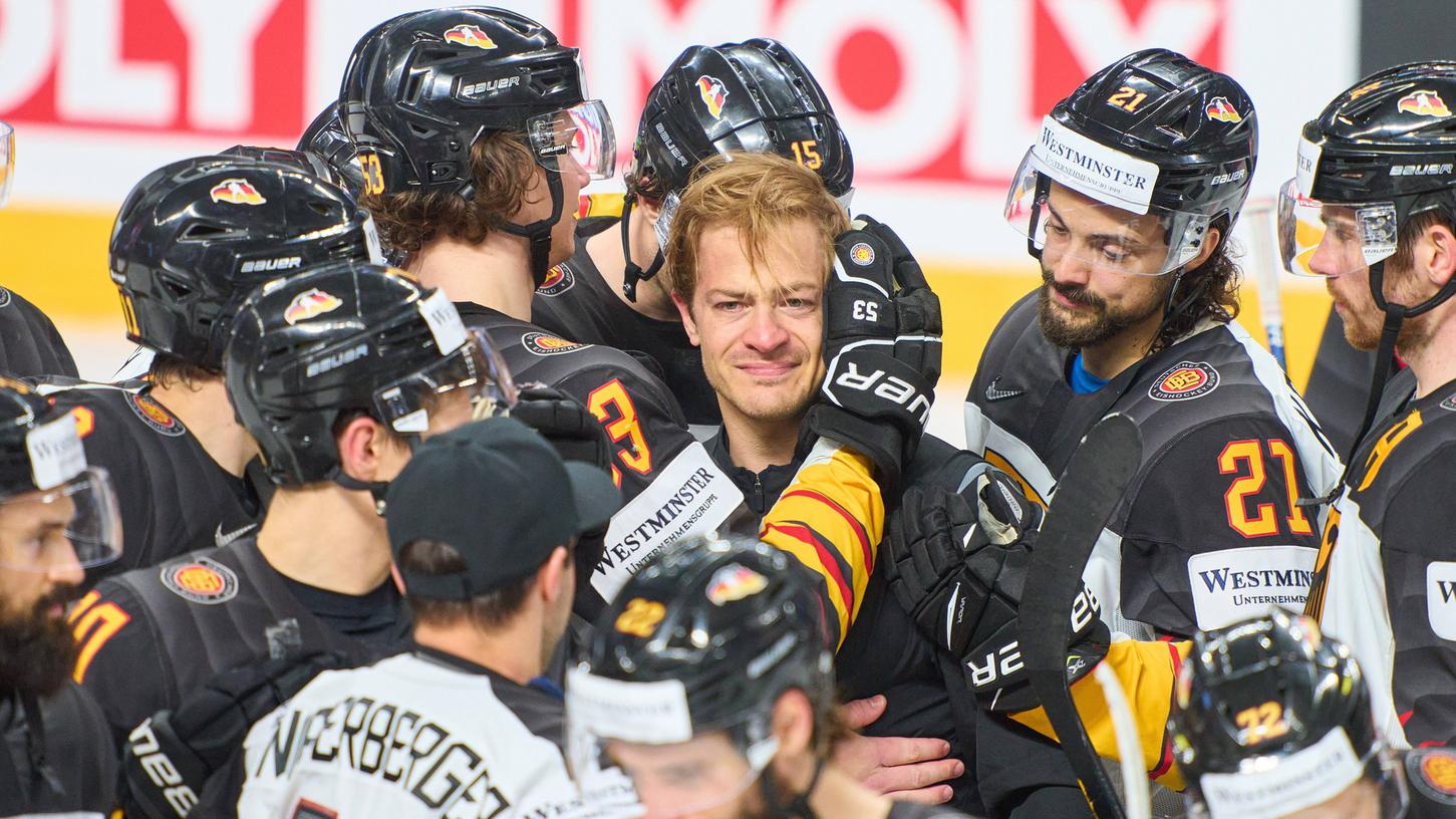Stolz und Trauer: Kapitän Moritz Müller verletzte sich im kleinen Finale, wurde trotzdem zum besten Spieler des Spiels gewählt und dürfte inmitten seiner Kollegen realisiert haben, welch große Chance das DEB-Team und er in Riga verpasst haben.
Stolz und Trauer: Kapitän Moritz Müller verletzte sich im kleinen Finale, wurde trotzdem zum besten Spieler des Spiels gewählt und dürfte inmitten seiner Kollegen realisiert haben, welch große Chance das DEB-Team und er in Riga verpasst haben.