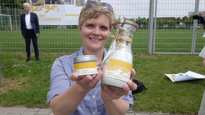 Brotbackmischung und Salz für die Journalisten zeigt Bettina Geier-Hildel.
Brotbackmischung und Salz für die Journalisten zeigt Bettina Geier-Hildel.