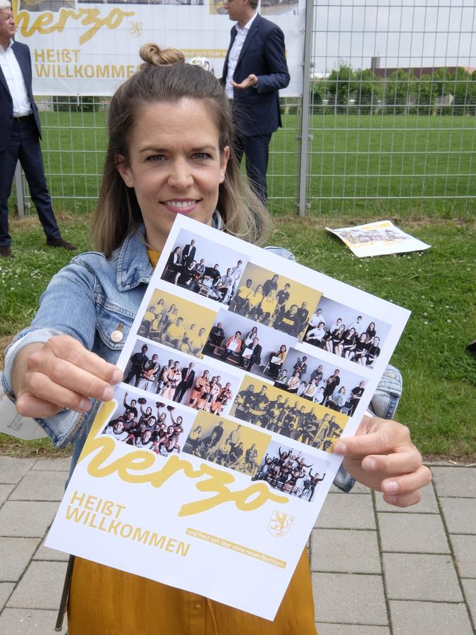 Katharina Ries von act.3 mit der Vorderseite des Briefes, den Bürgermeister German Hacker zur Begrüßung an die Nationalspieler geschrieben haben. Er wird in den Zimmern der Spieler liegen.
Katharina Ries von act.3 mit der Vorderseite des Briefes, den Bürgermeister German Hacker zur Begrüßung an die Nationalspieler geschrieben haben. Er wird in den Zimmern der Spieler liegen.
