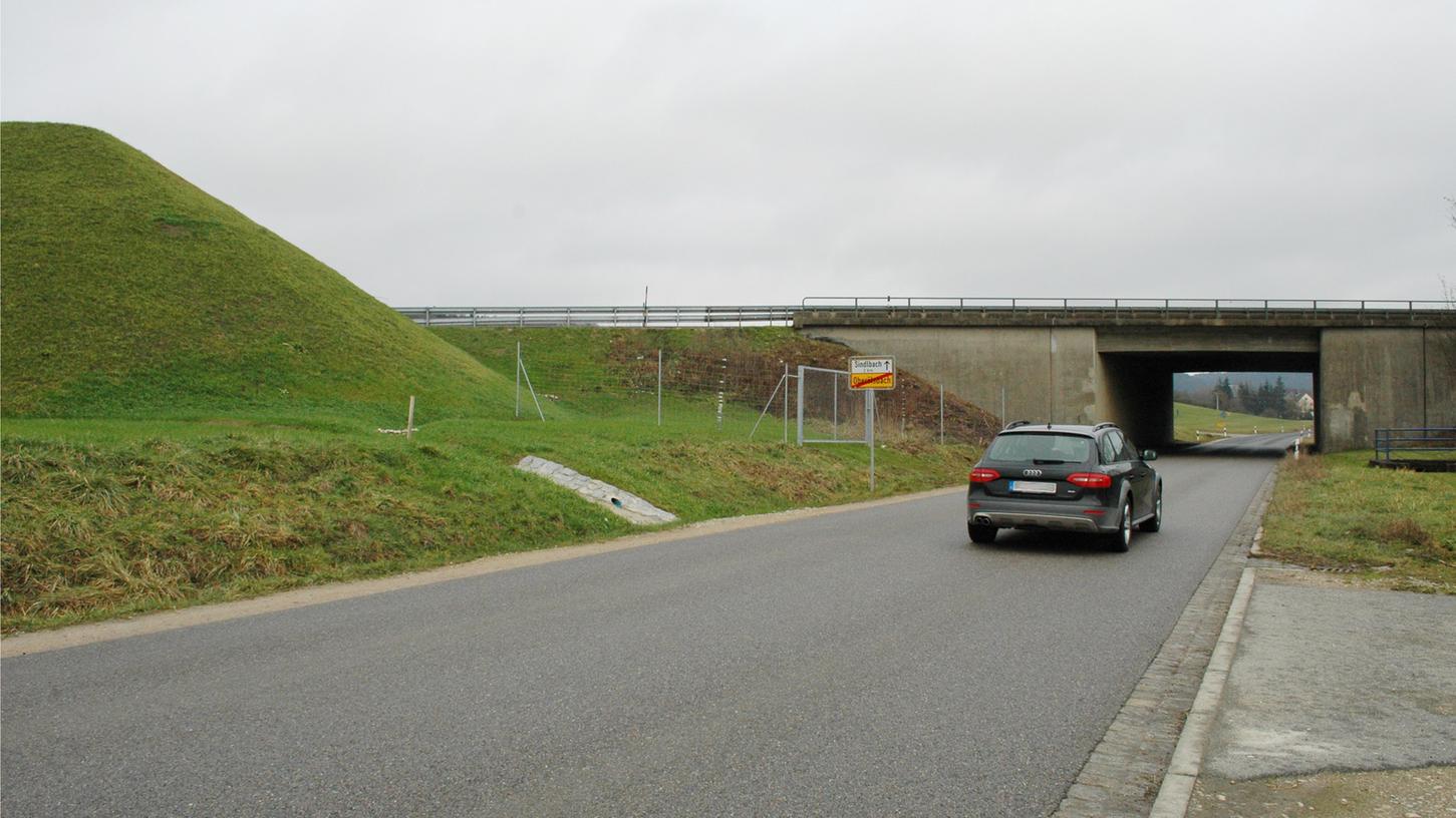  Im Bereich der Brücke der A3 über die Kreisstraße  zwischen Oberölsbach und Sindlbach fehlen jegliche Lärmschutzmaßnahmen. Das wird nun anders.