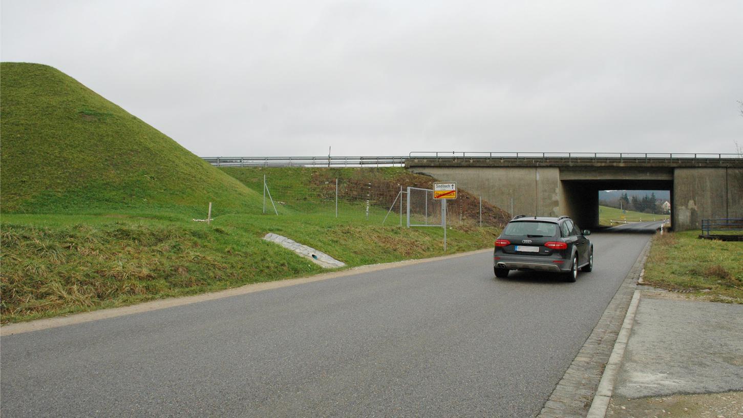 Im Bereich der Brücke der A3 über die Kreisstraße zwischen Oberölsbach und Sindlbach fehlen jegliche Lärmschutzmaßnahmen. Das wird nun anders.
Im Bereich der Brücke der A3 über die Kreisstraße zwischen Oberölsbach und Sindlbach fehlen jegliche Lärmschutzmaßnahmen. Das wird nun anders.